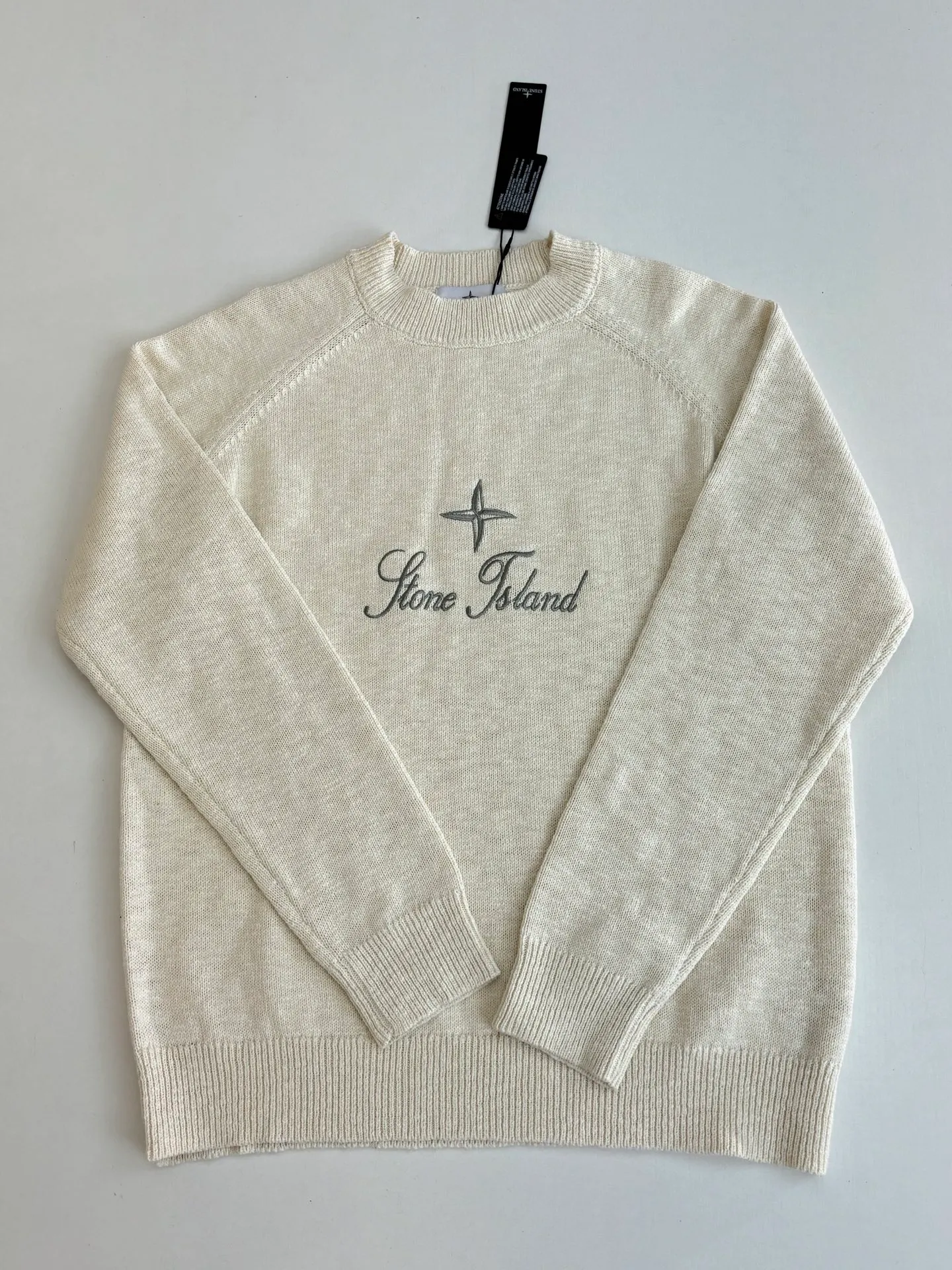 P460 STONE ISLAN*/Stone Island FW25 Holiday Limited Threaded logo embroidered pullover knitted sweater. The fabric is made of imported ultra-fine merino wool yarn, which has been combed to remove impurities and anti-pilling. The plain base is woven with a 14-needle circular machine. The yarn is first dyed and then woven to make the navy blue color rich and not easy to fade. The body is designed with a raglan sleeve structure, the shoulder panels are laser positioned and cut, and the splicing joints are seamlessly connected using embedded clip technology, giving you a non-restrained feeling when worn. The brand logo and star pattern on the chest adopt a combination of hand-applied embroidery + flat embroidery, using high-elastic polyester-cotton thread. The stitch density is controlled at 8 stitches per centimeter. The outline of the pattern is clear and three-dimensional, and it is wear-resistant and does not fall off. The neckline is designed with a ribbed round neck. The rib tissue is pre-shrunk and shaped by high temperature. It has excellent resilience and is not easy to loosen. The cuffs and hem are also ribbed with the same material, and are reinforced with the body through overlock sewing technology. The overall tailoring follows ergonomics, and each process undergoes quality control testing. From yarn weaving to finished product sewing, the precision of details is controlled throughout the process to create knitted items with both functionality and design. The overall wiring is straight and delicate, the fabric is comfortable and soft, and the color is consistent without color difference. Size: S/M/L/XL
